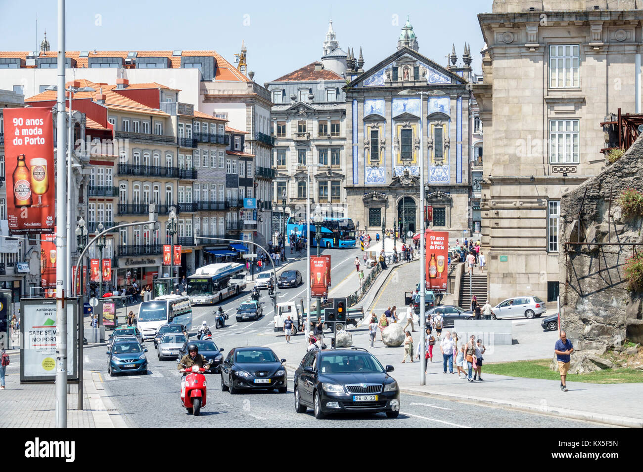 Porto Portugal, centre historique, Sao Bento, Calcada de Vandoma, horizon, Igreja dos Congregados, église des congrégats de Saint Anthony, rue, circulation, Mo Banque D'Images