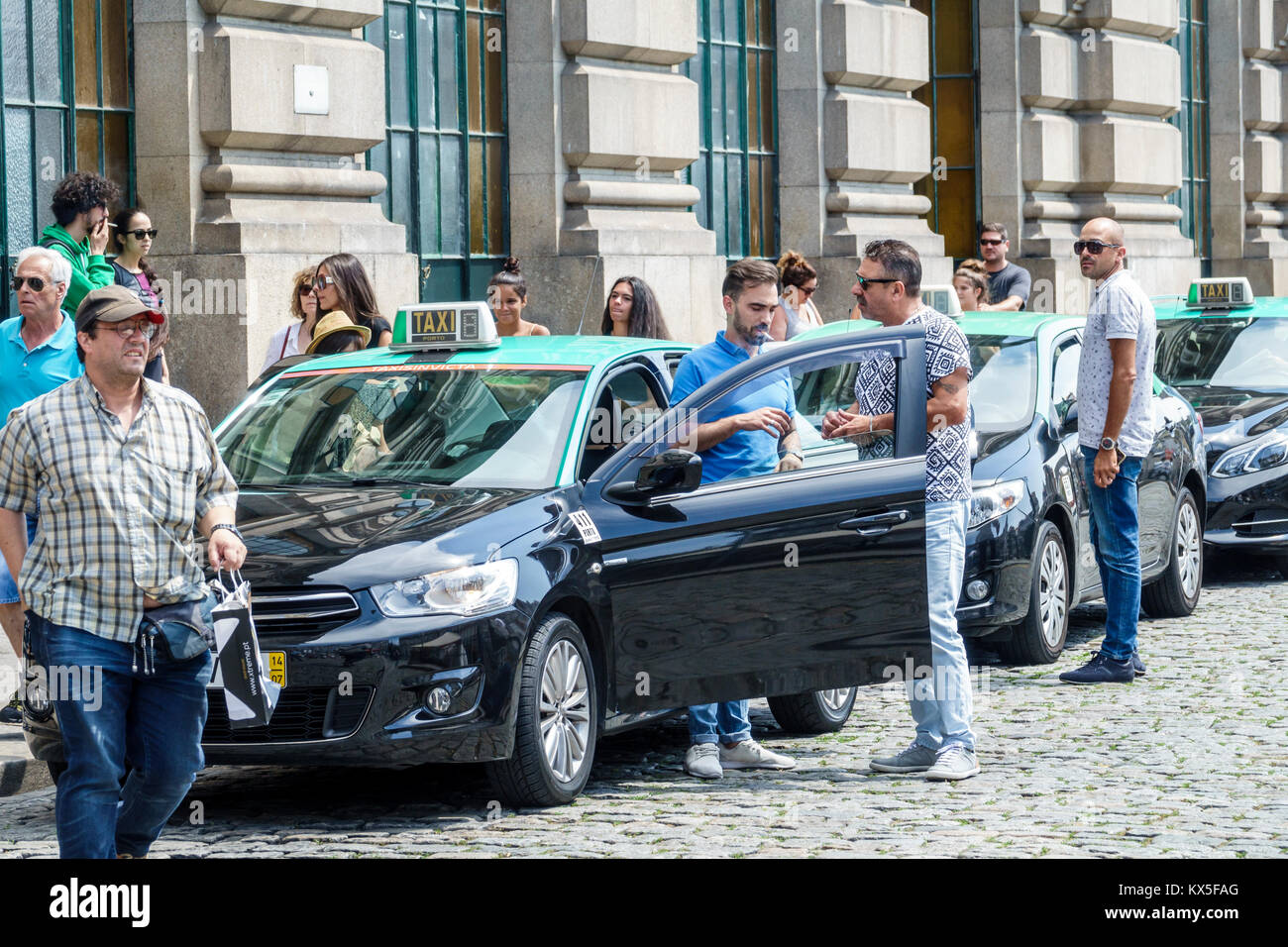 Porto Portugal, centre historique, Sao Bento, gare, taxi, taxi, stand, zone de file d'attente, hispanique Latin Latino hispanique Latins Latinos, adul adulte Banque D'Images