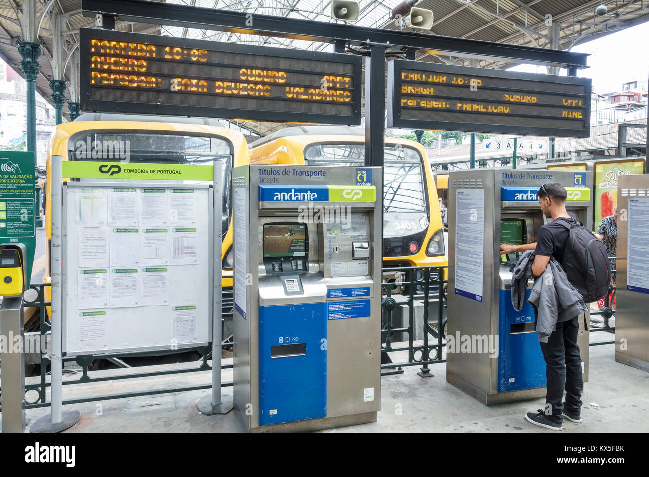 Porto Portugal, centre historique, Sao Bento, gare ferroviaire, train, plate-forme, piste, tableau de départ en direct, Andante, distributeur de billets, hispanique, immigrant i Banque D'Images