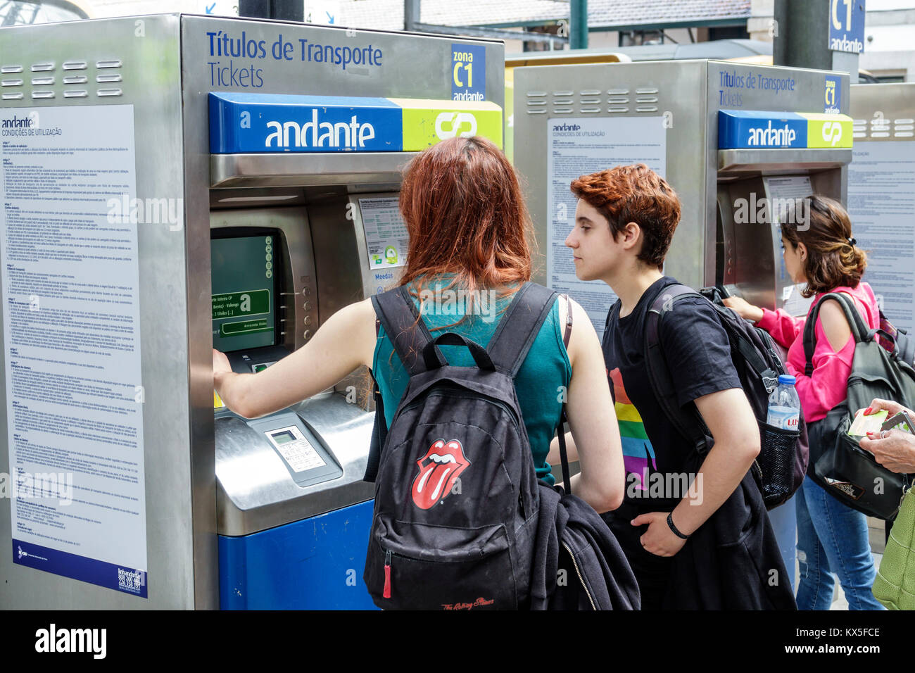 Porto Portugal, centre historique, Sao Bento, gare ferroviaire, train, plate-forme, Andante, distributeur de billets, hispanique, immigrants immigrants, femme femme femme Banque D'Images