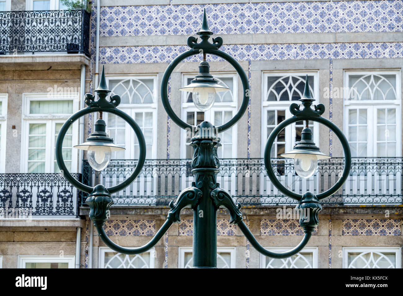 Porto Portugal,centre historique,Sao Bento,Plaza Almeida Garrett,lampadaire,lumières,ampoule,fantaisiste,design,hispanique,immigrants,portugais,PT Banque D'Images