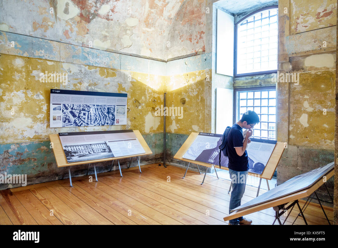 Porto Portugal,centre historique,marqueur,Antiga Cadeia da Relacao,vieille prison,musée,affichage d'interprétation,histoire du bâtiment,homme asiatique hommes hommes,readi Banque D'Images
