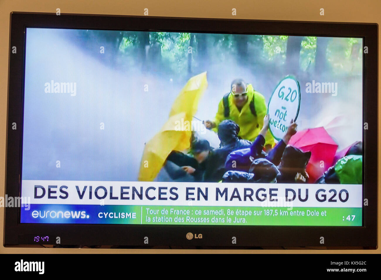 Porto Portugal, télévision écran tv écran plat, euronews, programme, titre, G20 sommet, Hambourg, manifestations violentes, mars, hispanique latin Latino ethni Banque D'Images