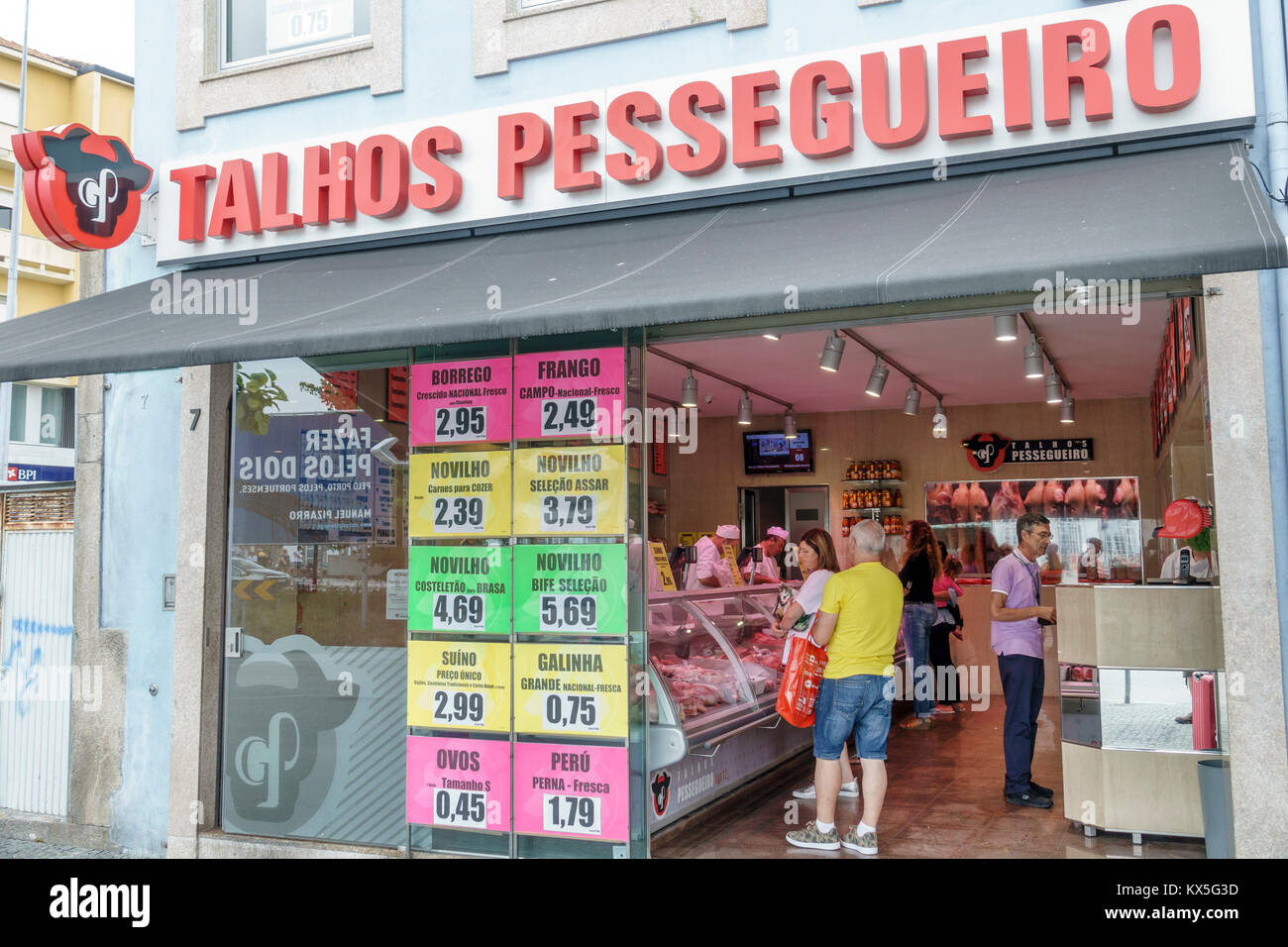 Porto Portugal, Campanha, quartier, boucherie, magasin, client, signe, portugais, langue, hispanique Latin Latino hispanique Latins Latinos, adulte a Banque D'Images