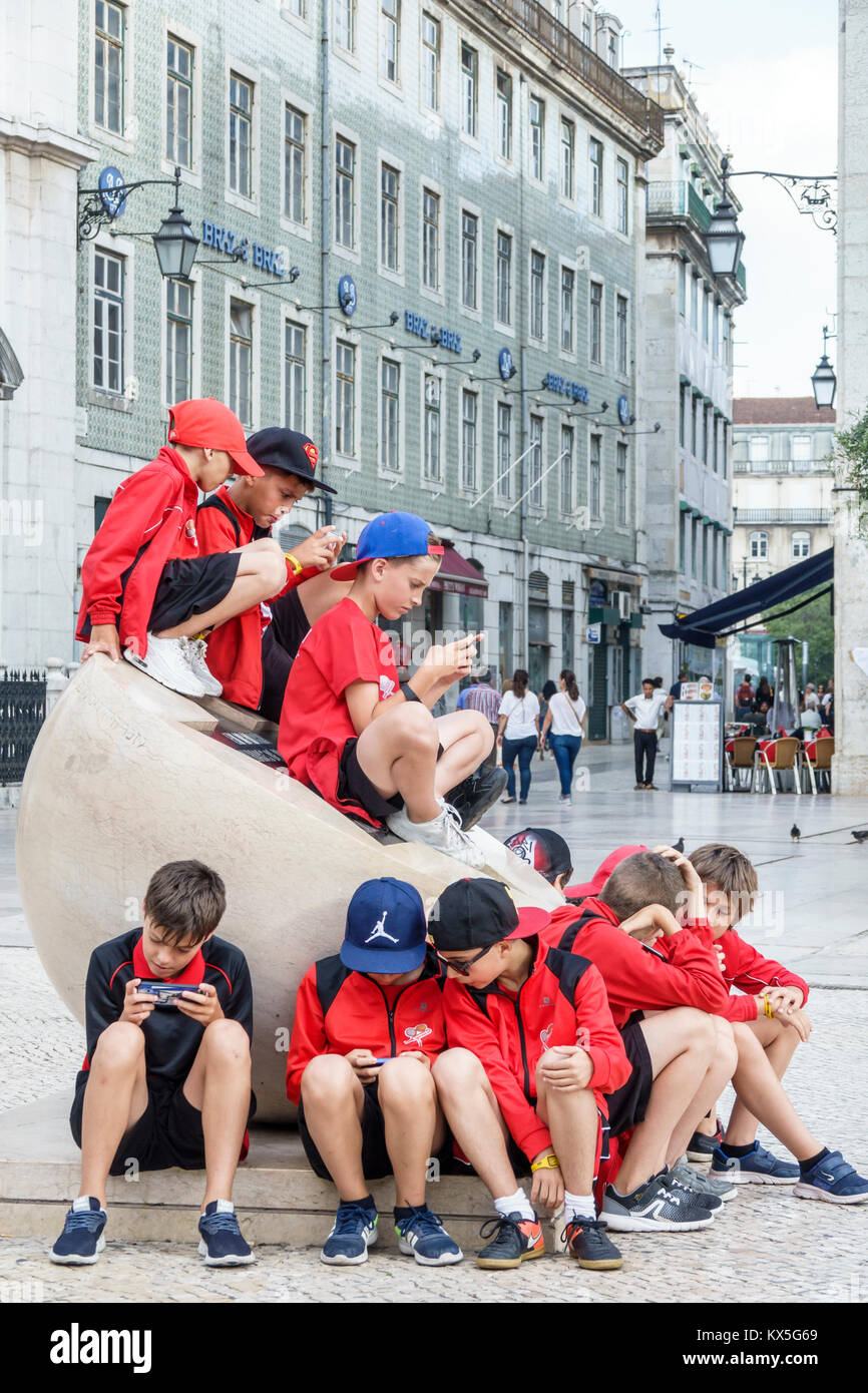 Lisbonne Portugal, Rossio, centre historique, Largo Sao Domingos, plaza, voyage de terrain de classe, garçons, enfant mâle enfants enfants enfants jeunes, étudiants en petits Banque D'Images