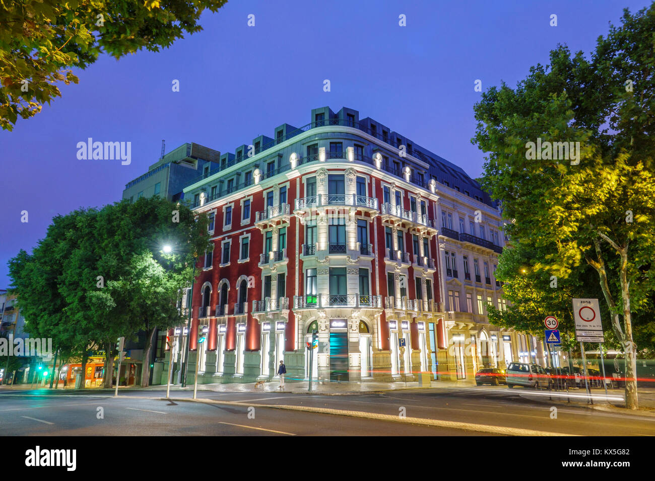 Lisbonne Portugal,Avenida da Liberdade,Cartier,Etoile 240 bâtiment,Pombaline architecture,crépuscule,éclairage,traînées légères,hispanique,immigrants,Port Banque D'Images