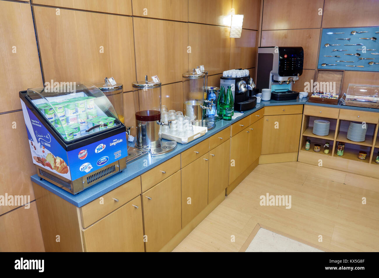 Lisbonne Portugal, Liberdade, Hotel marques de Pombal, hôtel, salle à manger, petit déjeuner inclus gratuit, buffet, comptoir, minorité ethnique latino-américaine hispanique, immig Banque D'Images