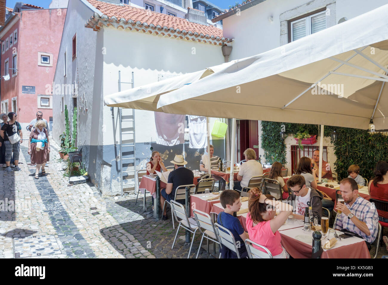 Lisbonne Portugal, Alfama, quartier historique, quartier des pêcheurs,  restaurant restaurants repas manger dehors café cafés bistrot, en plein  air, terrasses Photo Stock - Alamy