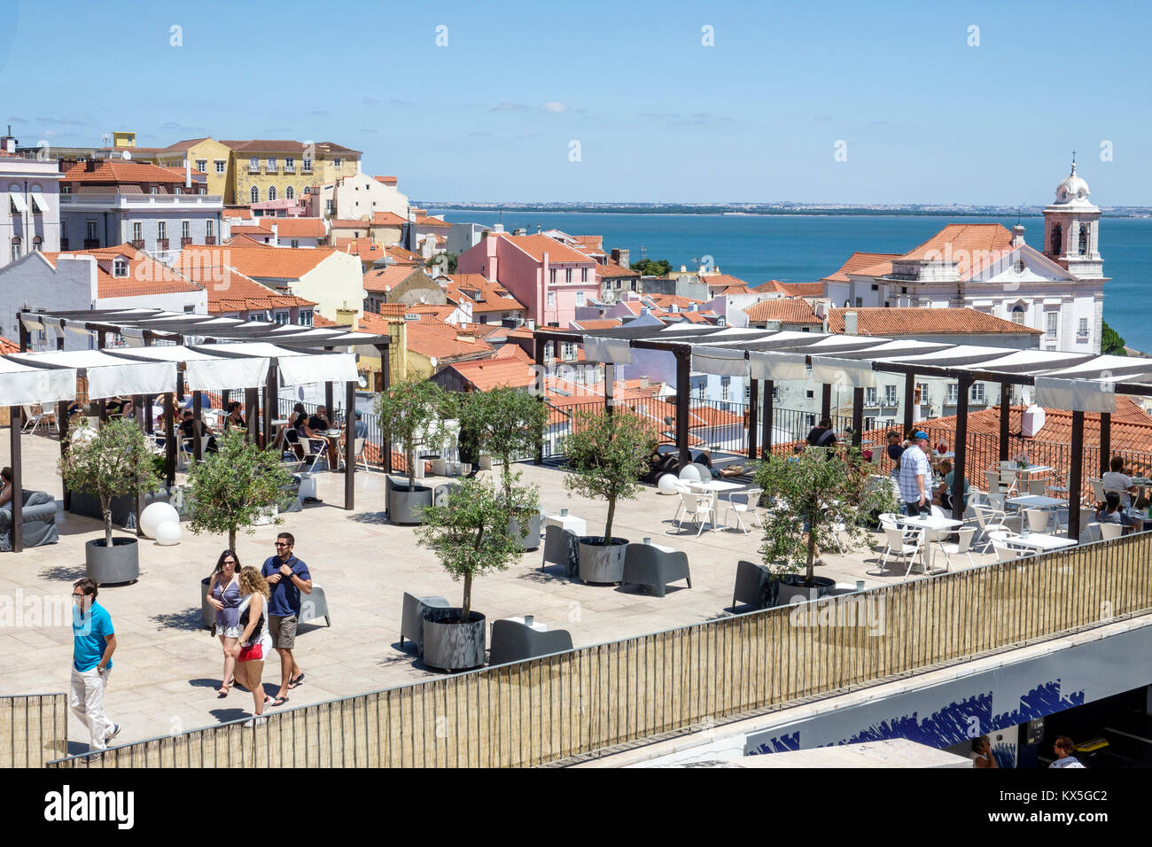 Lisbonne Portugal,Tage,Alfama,quartier historique,Miradouro das Portas do sol,terrasse,vue,horizon,toits,résidences,ap Banque D'Images