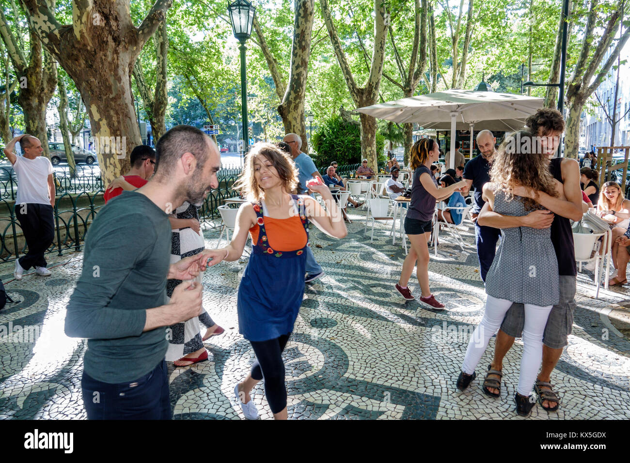 Lisbonne Portugal,Avenida Da Liberdade,promenade jardin,hispanique,immigrants,homme hommes,femme femmes,couple,danse,hispanique,immigré Banque D'Images
