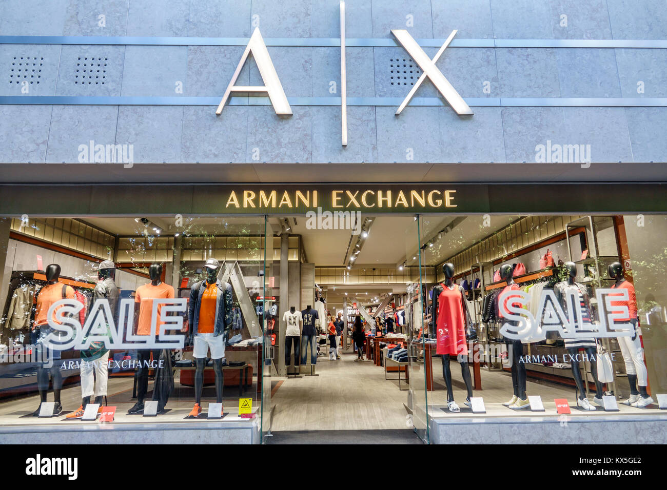 Lisbonne Portugal,Avenida Da Liberdade,Armani Exchange,boutique,boutique,façade,fenêtre,mannequin,marque de luxe,designer,AX,hispanique,immigrants,Por Banque D'Images