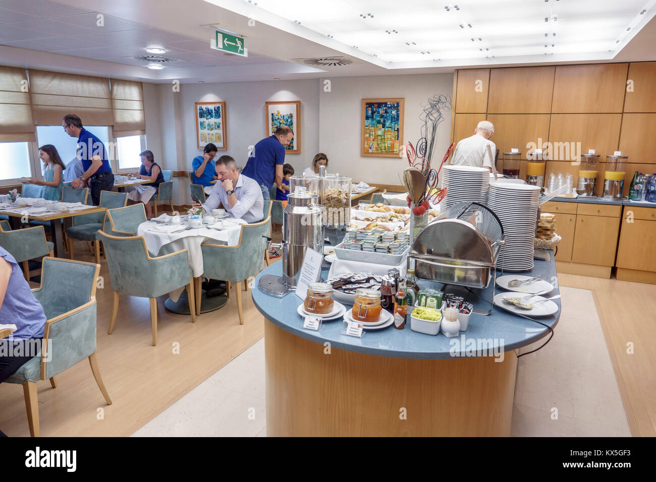 Lisbonne Portugal, Liberdade, Hotel marques de Pombal, hôtel, salle à manger, petit déjeuner inclus gratuit, buffet, adultes homme hommes hommes, hispanique latin Latino eth Banque D'Images