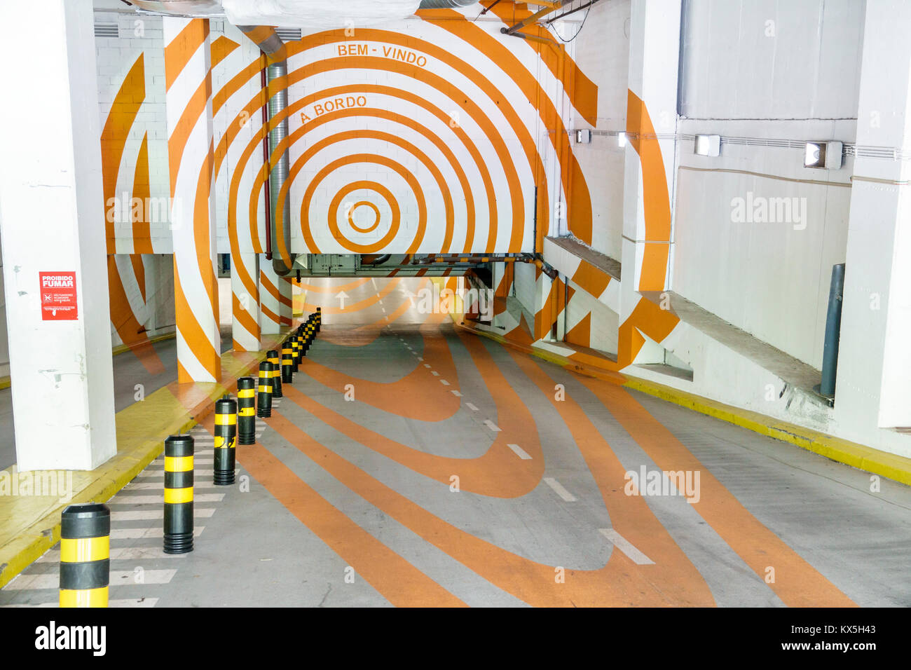 Lisbonne Portugal,Oriente,Centre commercial Vasco da Gama,centre,parking public intérieur,garage,rampe,entrée,hispanique,immigrants,portugais,PT170 Banque D'Images