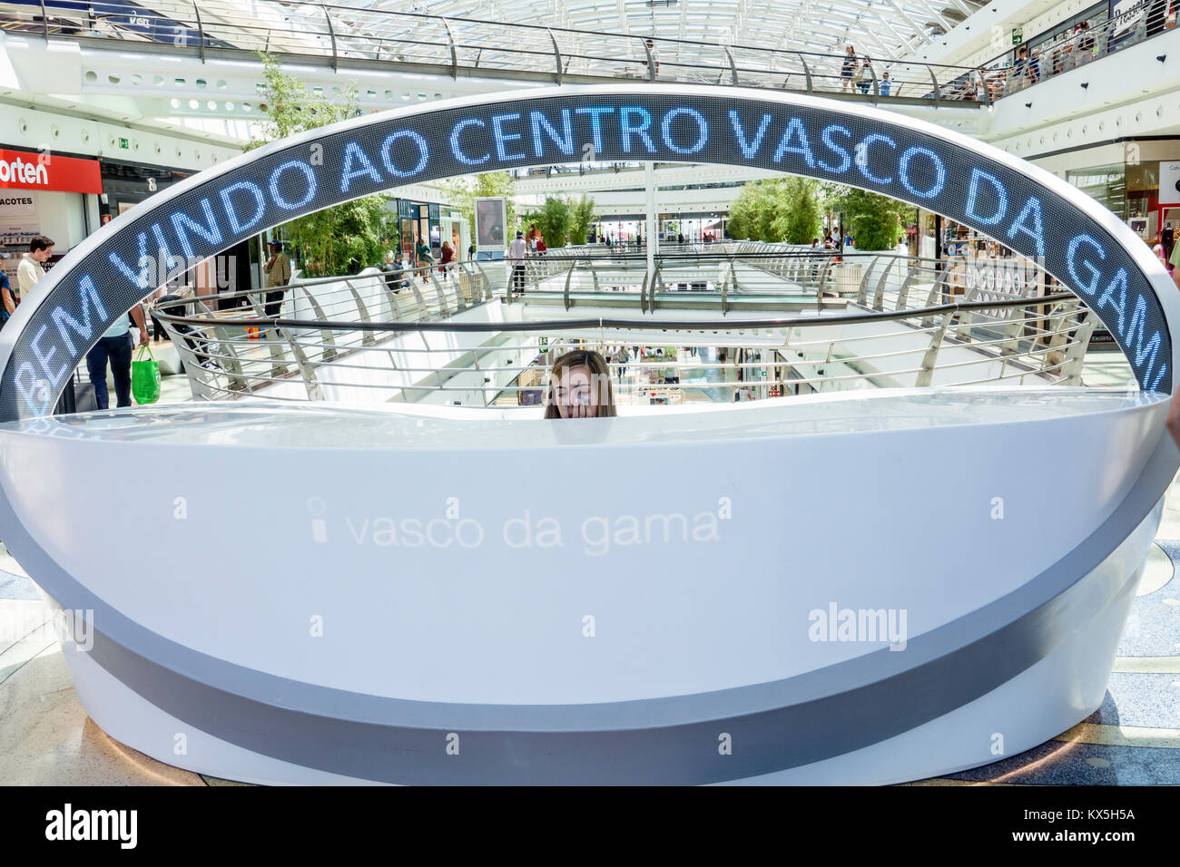 Lisbonne Portugal,Oriente,Parque das Nacoes,Parc des Nations,Centre commercial Centro Vasco da Gama,centre,centre commercial,centre commercial,intérieur,bureau d'information,femme femme wo Banque D'Images