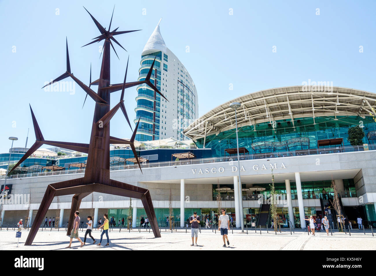 Lisbonne Portugal,Oriente,Parque das Nacoes,Parc des Nations,Centre commercial Centro Vasco da Gama,sculpture,Homem sol,Sun Man,Jorge Vieira,hispanique,i Banque D'Images