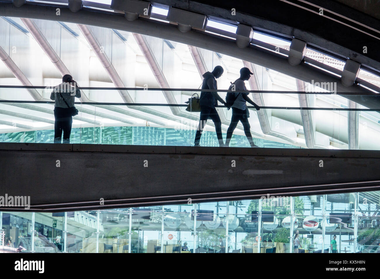 Lisbonne Portugal,Oriente,Gare do Oriente,hub intermodal,transport,gare,Santiago Calatrava,architecture moderne,passerelle,adultes ma Banque D'Images