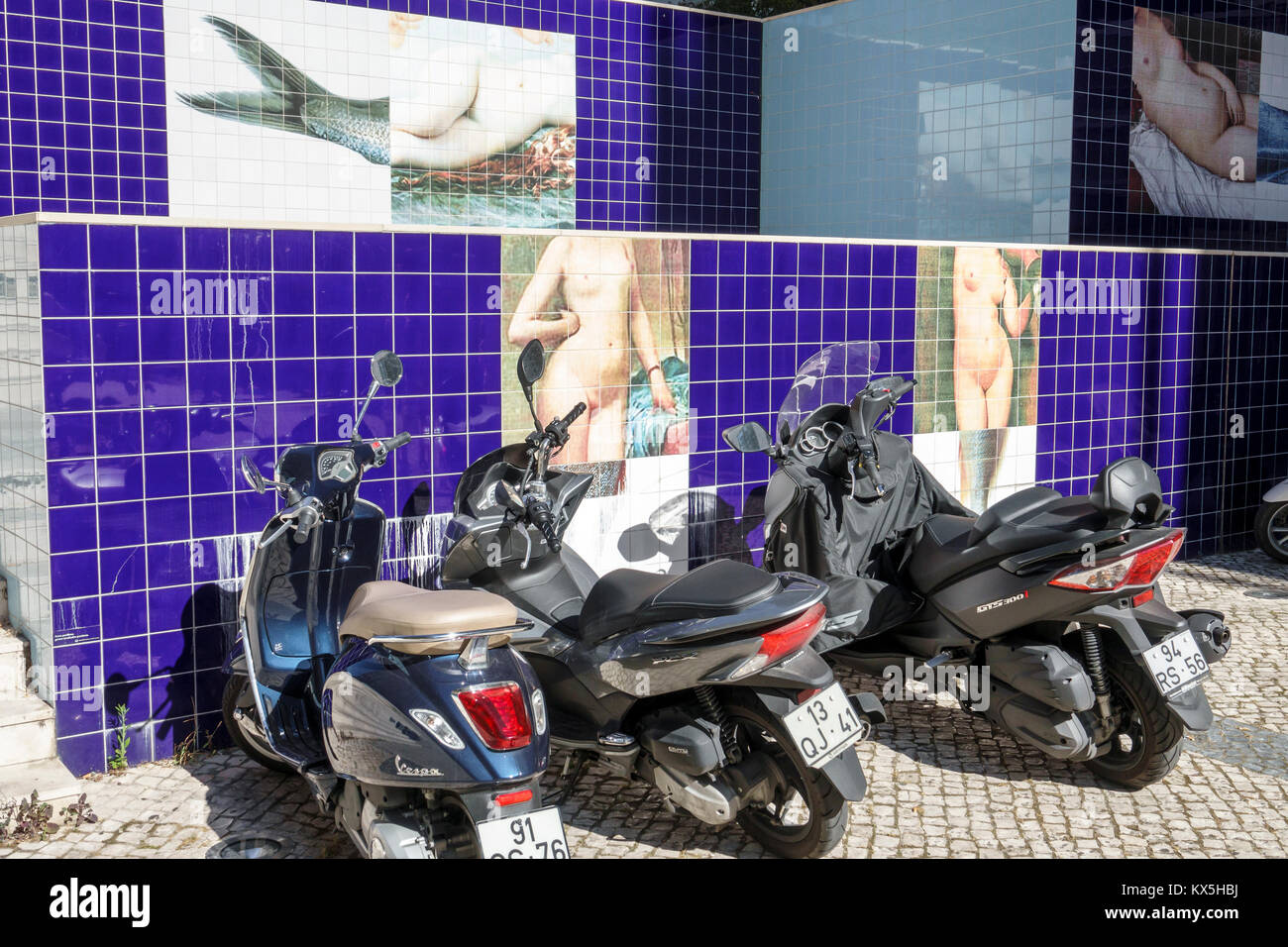 Lisbonne Portugal,Oriente,Parque das Nacoes,Parc des Nations,art public,Leonel Moura,peinture murale carreaux,Sereias,sirens,moto,scooter,garée,HISP Banque D'Images