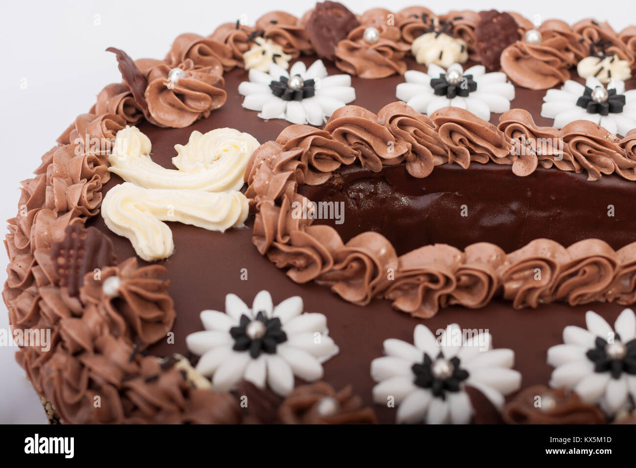 Close Up De Gateau D Anniversaire Avec Creme Au Chocolat En Forme De Fer A Cheval Photo Stock Alamy Close Up De Gateau D Anniversaire Avec Creme Au Chocolat En Forme De Fer A Cheval Photo Stock Alamy