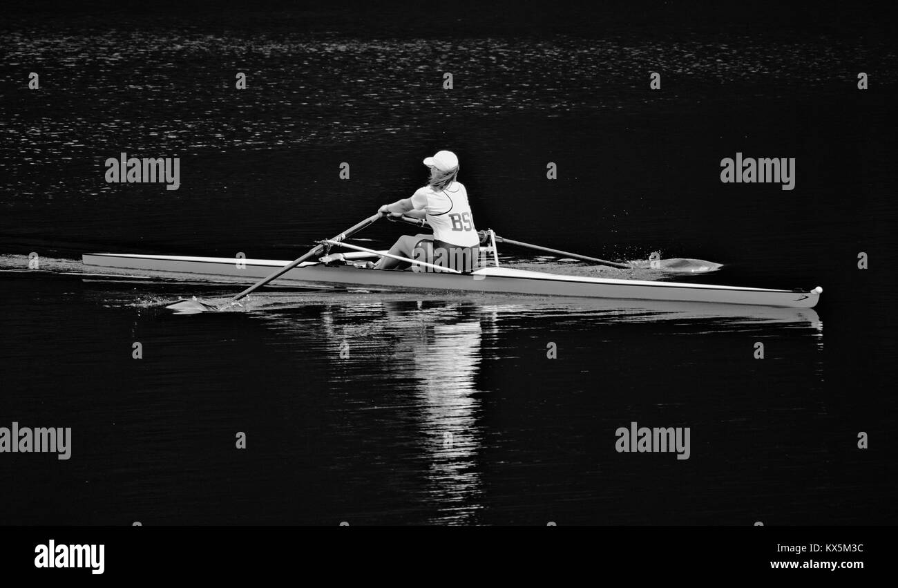 Bremen, Allemagne - 10 juin 2017 - Woman rowing une yole, reflétée dans l'eau ci-dessous Banque D'Images Bremen, Allemagne - 10 juin 2017 - Woman rowing une yole, reflétée dans l'eau ci-dessous Banque D'Images
