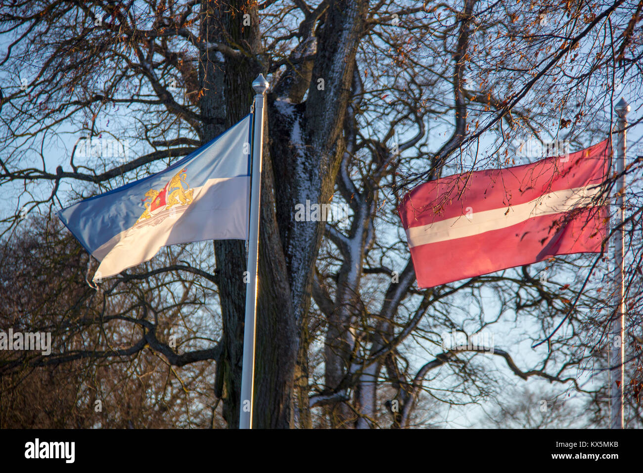 La ville de Riga et la Lettonie d'un drapeau en hiver Banque D'Images