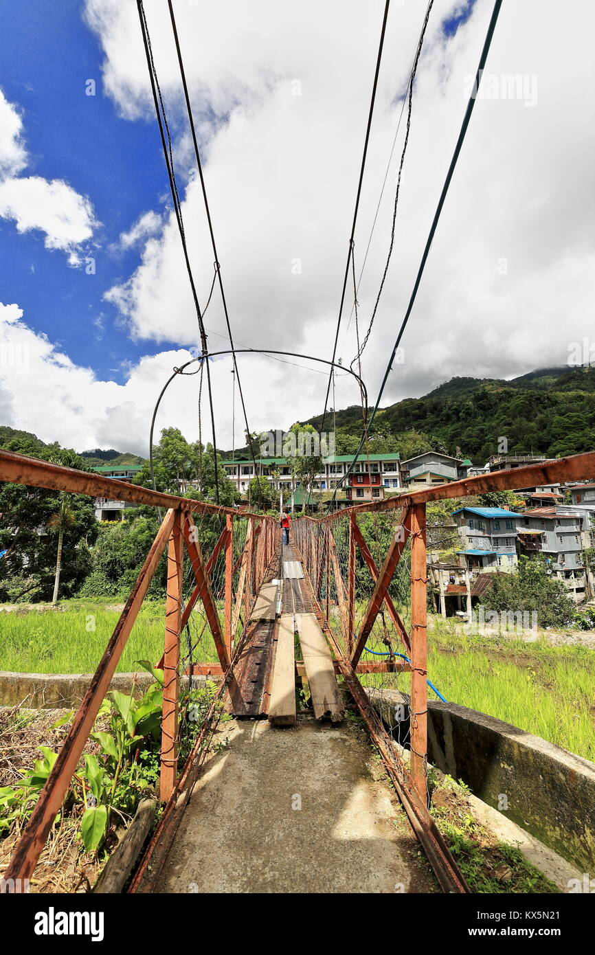 La suspension ou le pont suspendu dans le centre-ville de Banaue se connecte avec la zone de marché Batad road-utilisé par de nombreux élèves d'aller à leur école à travers e Banque D'Images