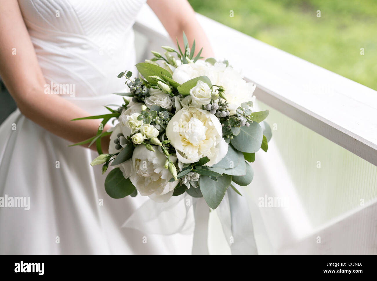 Mariée avec bouquet de mariage. Matin au jour du mariage à l'été. Joli  mélange pivoines blanches et d'eucalyptus Photo Stock - Alamy