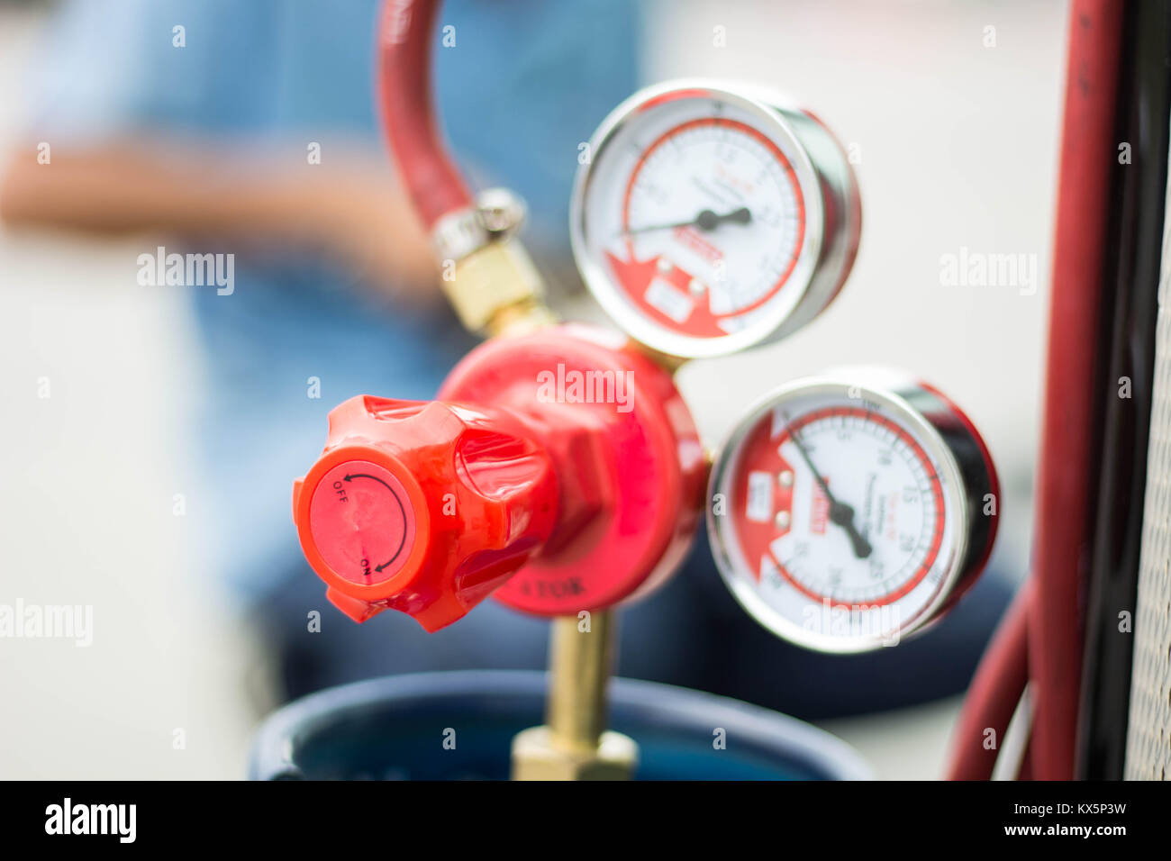 Le manomètre et le robinet du réservoir GPL Banque D'Images