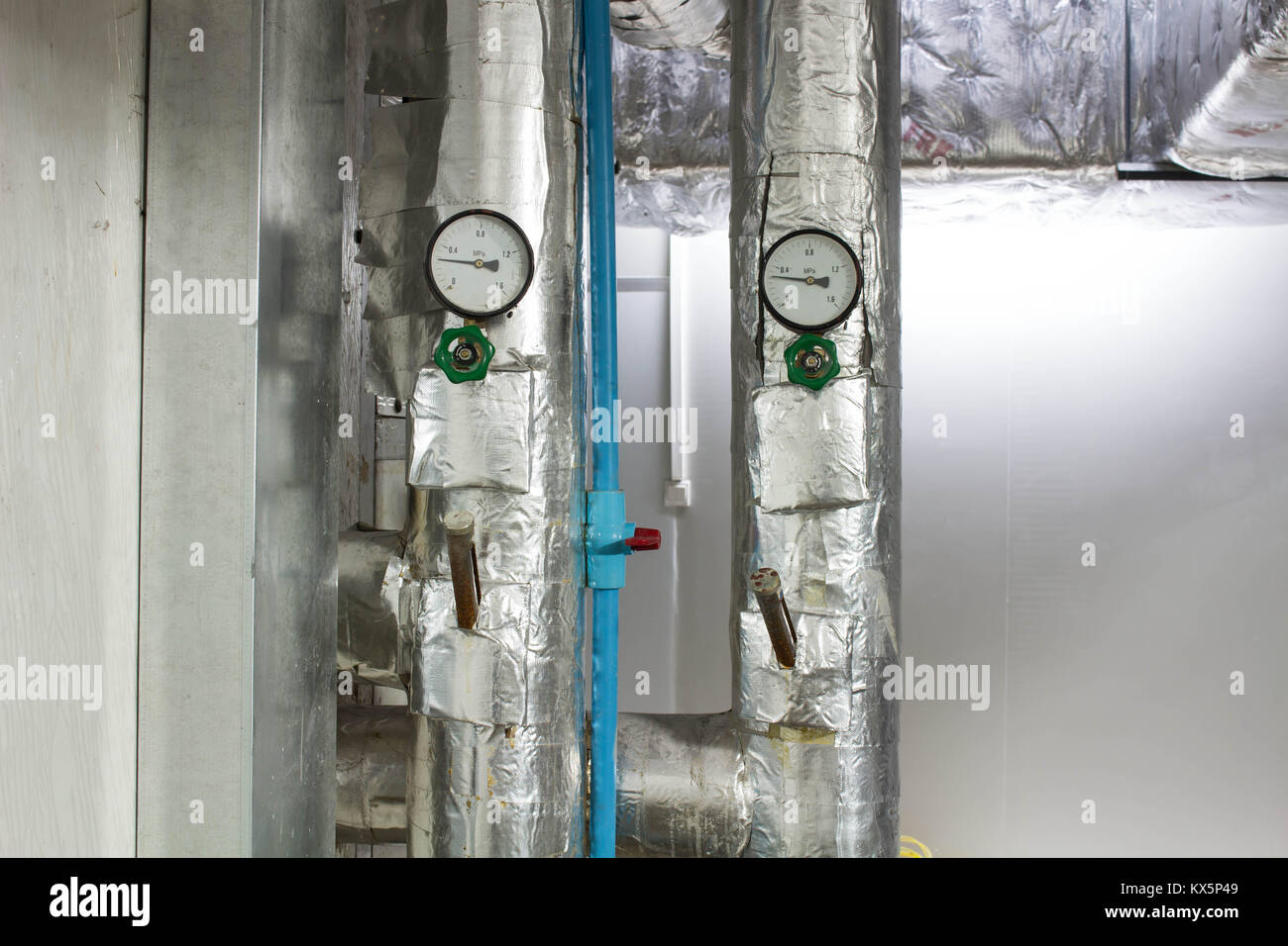 La pression à froid de l'eau dans la jauge analogique sur le tuyau de climatisation Banque D'Images