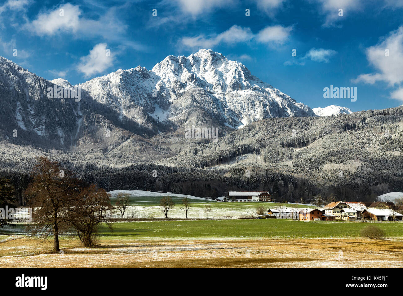 La montagne enneigée en crête avec village en automne et au printemps, de l'Europe destination voyage Banque D'Images