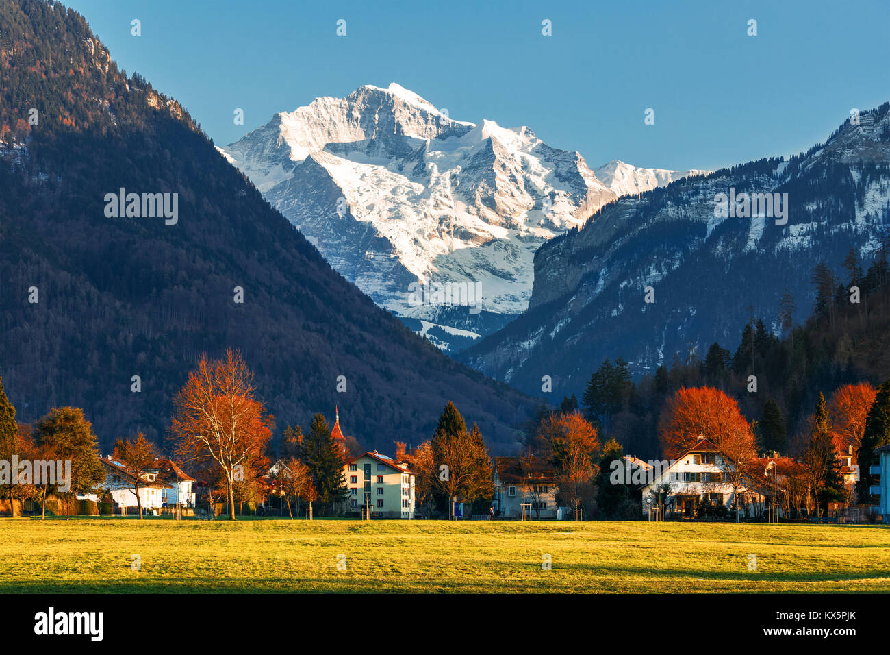 La montagne enneigée en crête avec village en automne et au printemps, de l'Europe destination voyage Banque D'Images