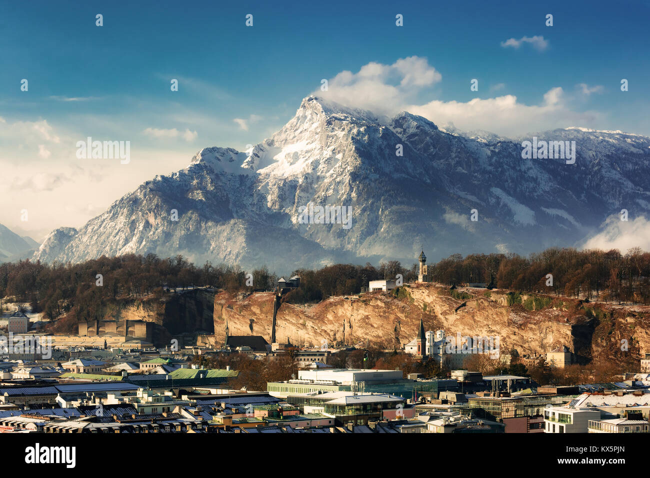 La montagne enneigée en crête avec village en automne et au printemps, de l'Europe destination voyage Banque D'Images
