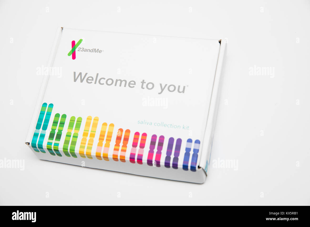 Le contenu d'une trousse d'analyse génétique 23andMe comme vu le 3 janvier 2018. Banque D'Images
