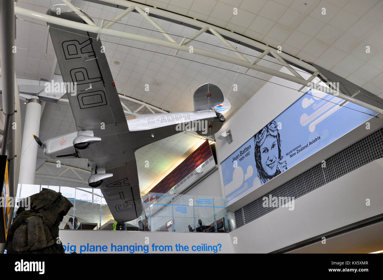 Jean Batten's Percival Gull avec qui elle a volé de l'Angleterre contre la Nouvelle-Zélande en 1936, en prenant un peu plus de 11 jours. Affiché dans l'aéroport d'Auckland Banque D'Images