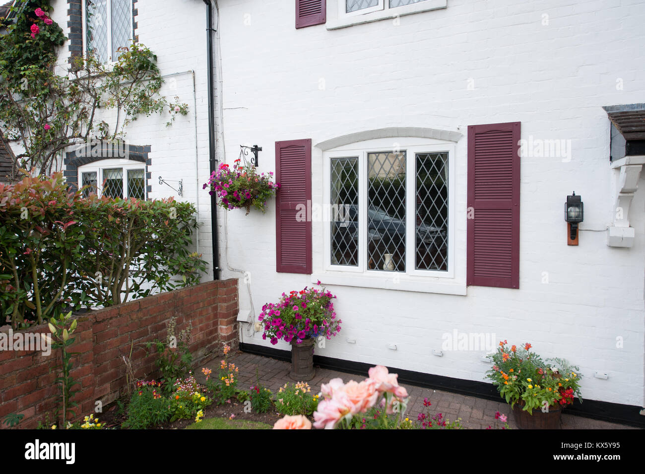 La façade blanche avec des volets violet cottage Banque D'Images
