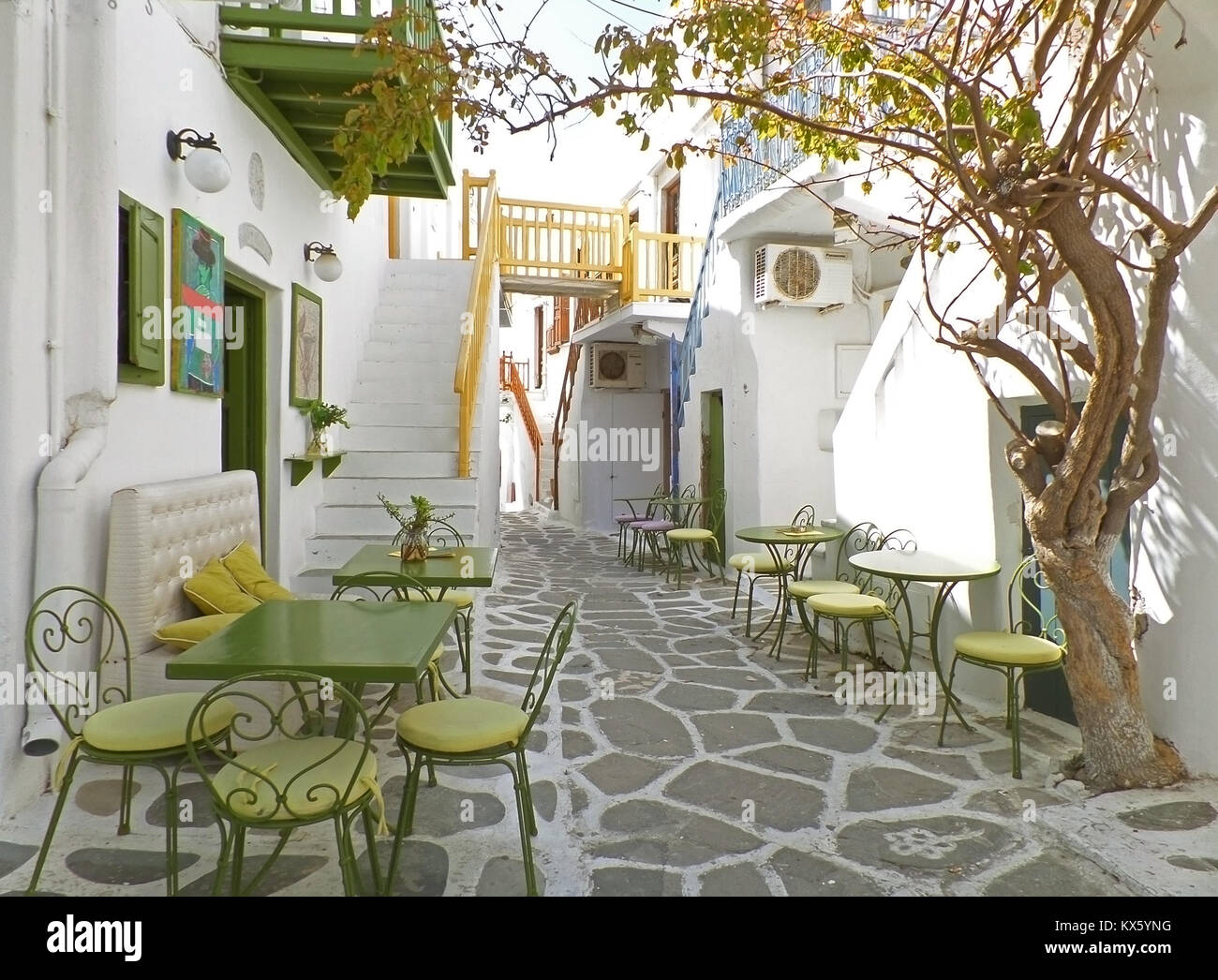 Charmante petite rue de marche de la ville de Mykonos, l'île de Mykonos, Grèce Banque D'Images Charmante petite rue de marche de la ville de Mykonos, l'île de Mykonos, Grèce Banque D'Images