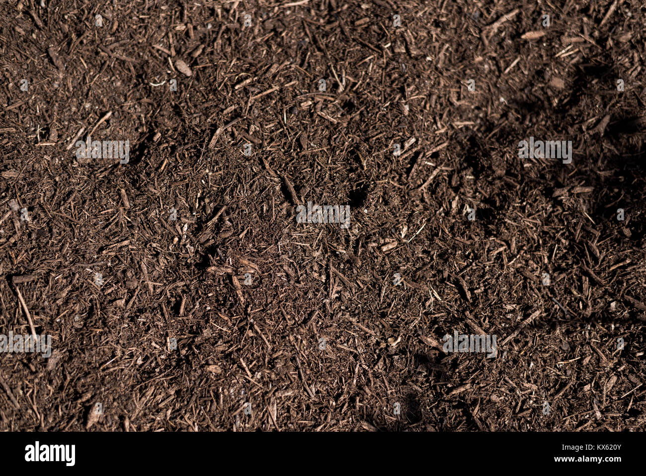 Mélanger de la terre pour la plantation dans farm ,avec plus d'engrais et d'éléments nutritifs Banque D'Images