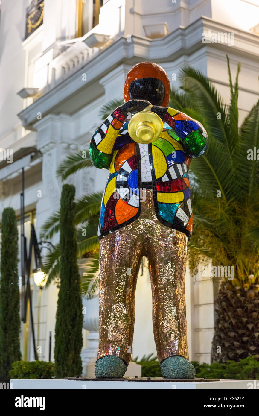 Sculpture du musicien de jazz Miles Davis par artiste Niki de Saint Phalle, à l'extérieur de l'hôtel Negresco, Promenade des Anglais, Nice, France Banque D'Images