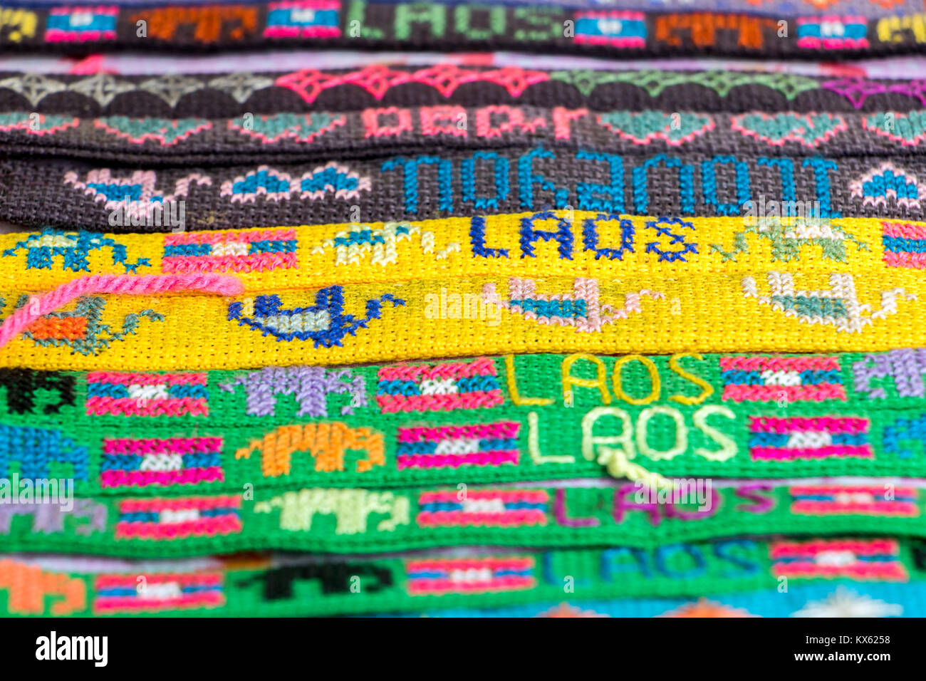 LAOS, Luang Prabang, le 30 mai 2017, une vue détaillée du bracelet coloré dans un magasin offre. Bracelet fait main dans une rangée, close-up, village Hmong au Laos. Banque D'Images