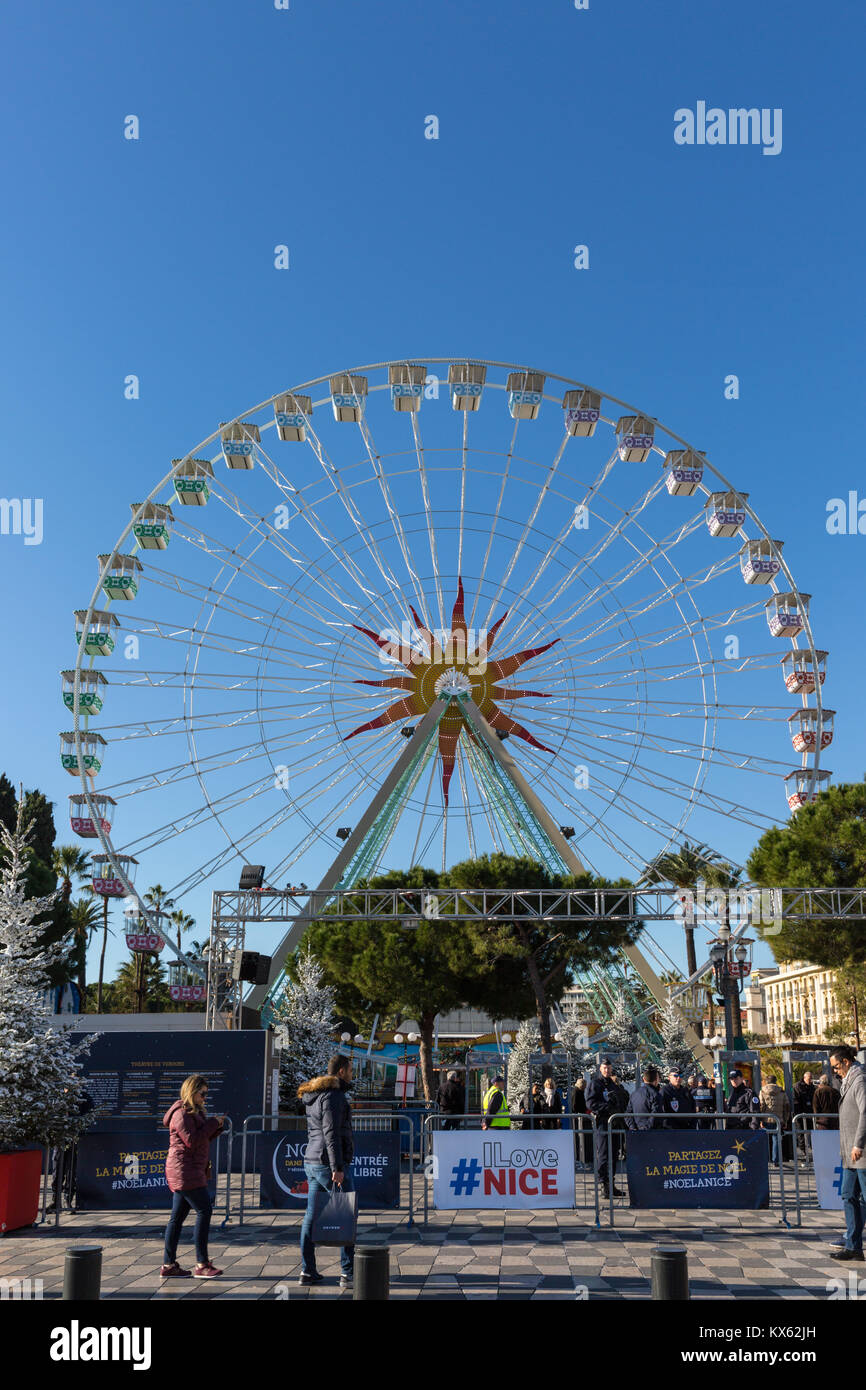 Grande roue et du marché de Noël, Place Massena, soleil d'hiver avec ciel bleu à Nice, Côte d'Azur, Cote d'Azur, France Banque D'Images