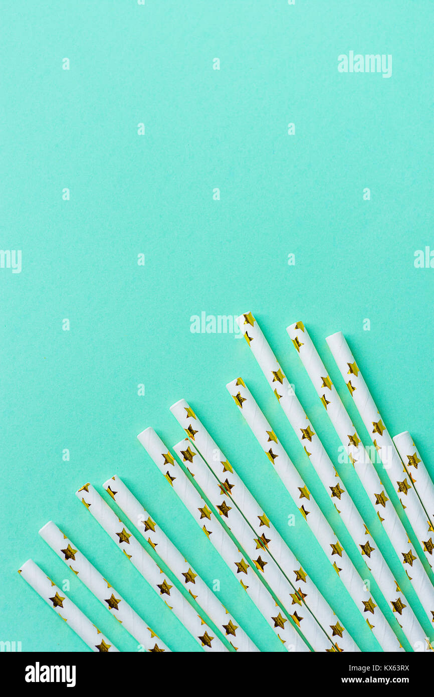 Papier blanc élégant Pailles avec Golden Stars Frame Pattern comme éparpillés sur fond bleu turquoise. Maison de vacances amusantes pour les enfants fête d'anniversaire de célébrité Banque D'Images