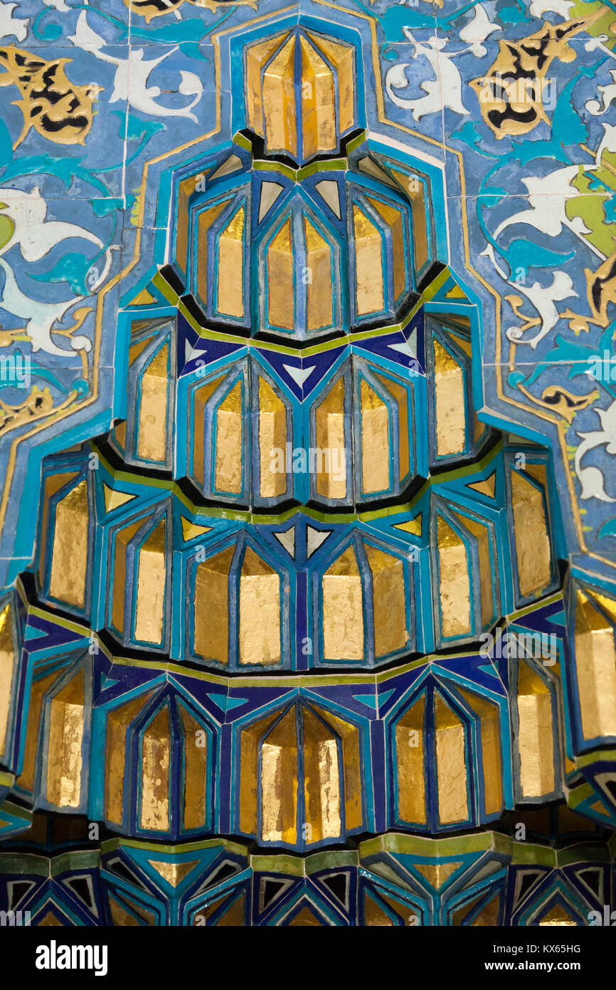 Intérieur du Mausolée Vert à Istanbul avec le sarcophage de Sultan Mehmet je décoré de motifs floraux et inscription calligraphique Banque D'Images