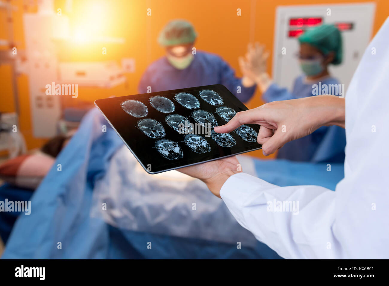 Soins de santé Smart internet des objets et la gestion des hôpitaux technologie concept. Médecin à l'aide de x-ray brain tablette pour vérifier l'état du patient dans le pupitre Banque D'Images