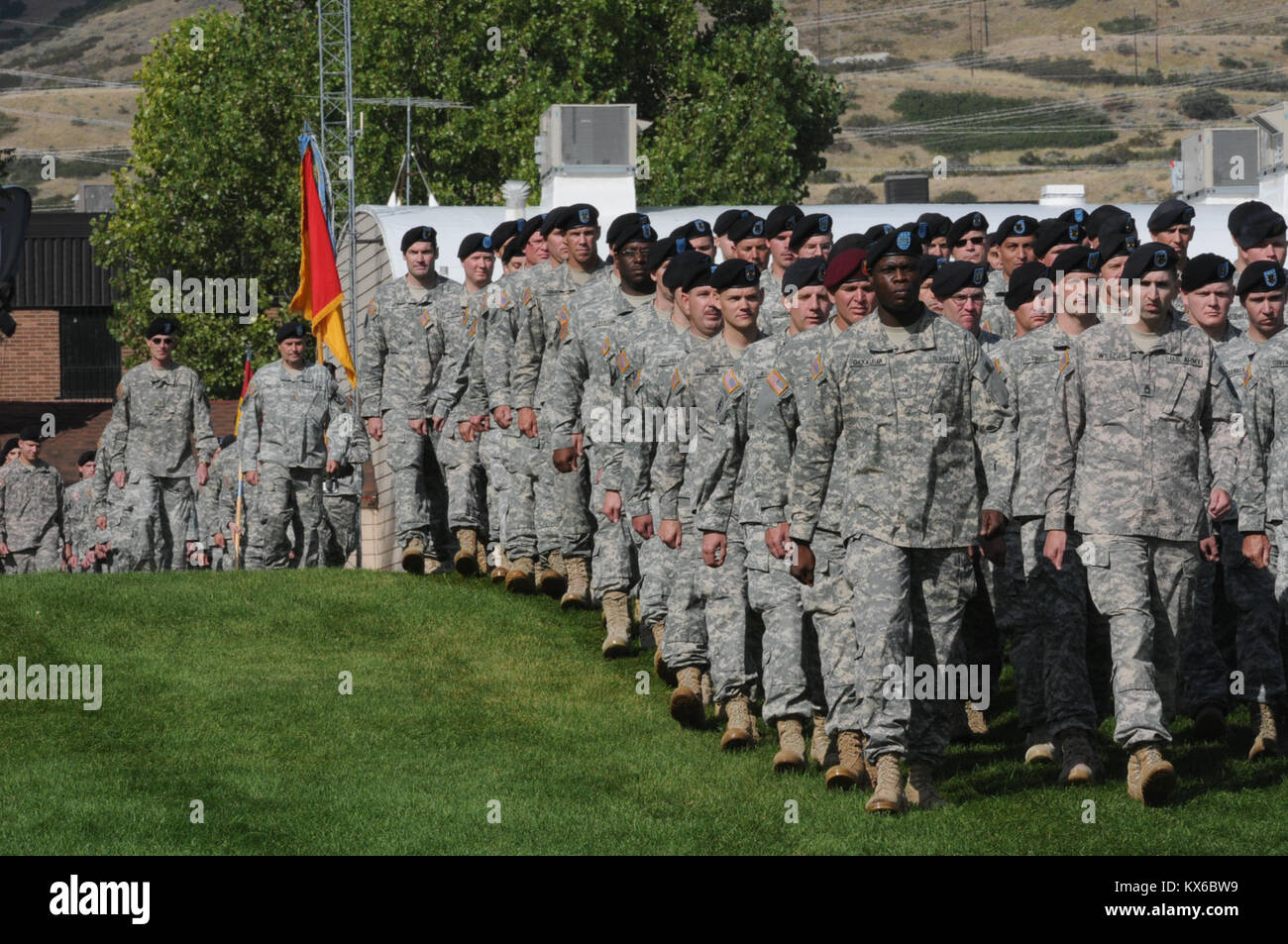 Camp Williams, UT -- le 17 septembre 2011, les gardes se sont réunies sur le champ de parade pour rendre hommage au gouverneur de l'Utah. La cérémonie affiche la famille garde préparation grâce à la discipline de percer et de cérémonie et nombres de masse. Banque D'Images