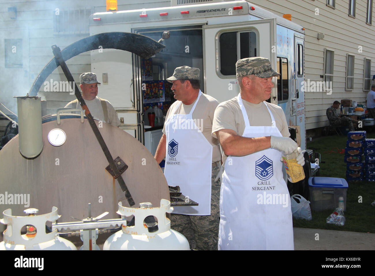 Camp Williams, UT -- le 17 septembre 2011, les gardes se sont réunies sur le champ de parade pour rendre hommage au gouverneur de l'Utah. La cérémonie affiche la famille garde préparation grâce à la discipline de percer et de cérémonie et nombres de masse. Banque D'Images