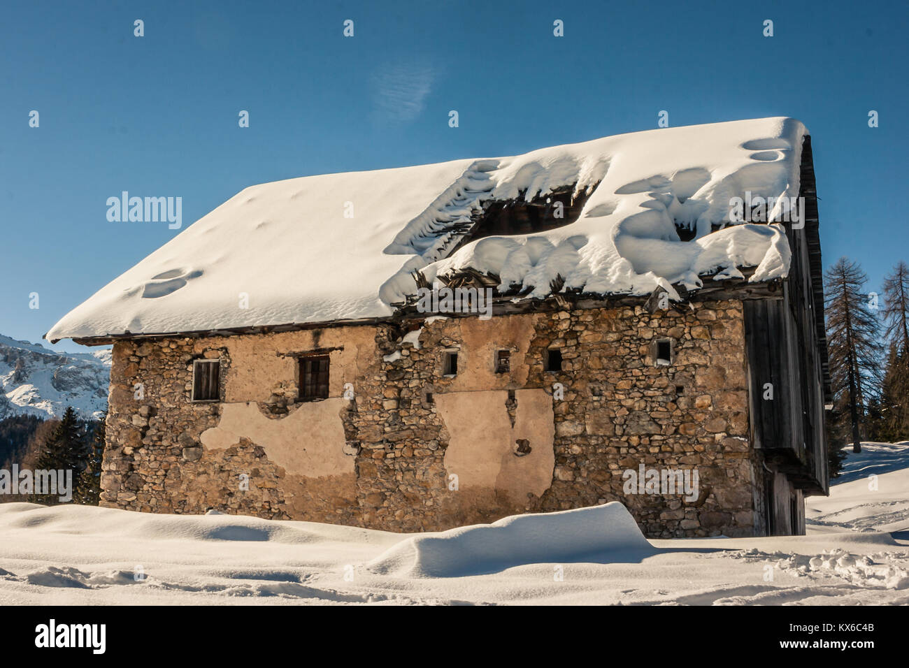 Mountain stable avec toit effondré dans la gamme Tofane plus d'un ciel bleu après une chute de neige, Cortina D'Ampezzo, Italie Banque D'Images