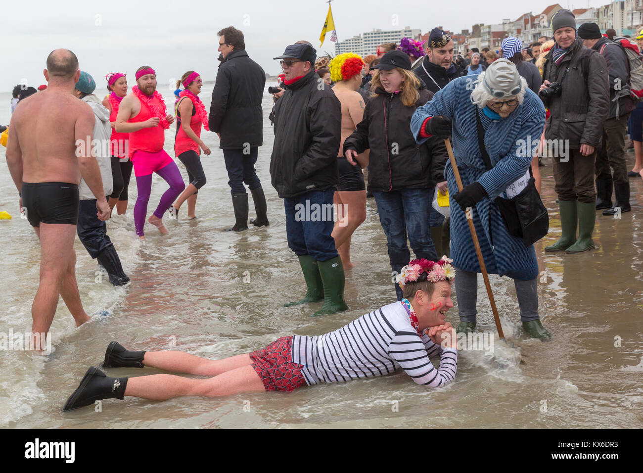 Les personnes qui prennent part à la traditionnelle 'Bain de Givres" dans  le cadre de la nouvelle année le 1er janvier 2018 à Malo-Les-Bains plage de  Dunkerque Photo Stock - Alamy