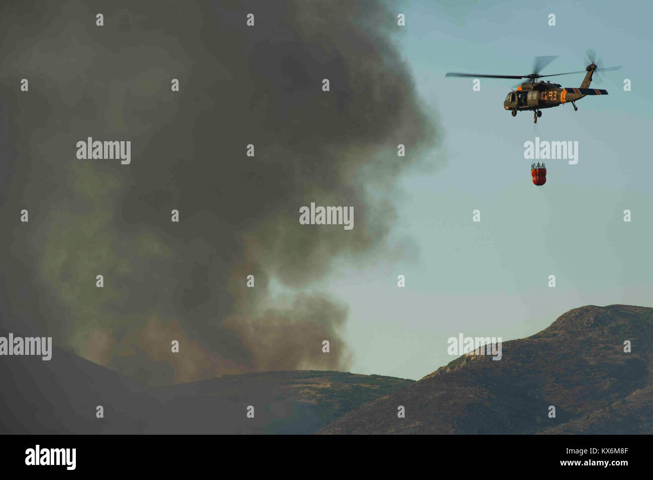 Détachement de la Garde nationale de l'Utah 2, l'entreprise C, 1er Bataillon de l'aviation d'appui général, 171e Régiment d'aviation de West Jordan, Utah, remplir d'eau gouttes avec un 'Bambi' godet sur une forêt sur le Centre de formation de l'Utah, Utah, Camp Williams 6 août 2012. Bambi seaux sont marqués d'un nom pour réservoirs d'eau Les godets faits par SEI Industries, une société canadienne. Ils peuvent déverser de 660 gallons d'eau sur un feu à la fois. (U.S. Air Force photo de Tech. Le Sgt. Dennis J. Henry Jr./libérés) Banque D'Images