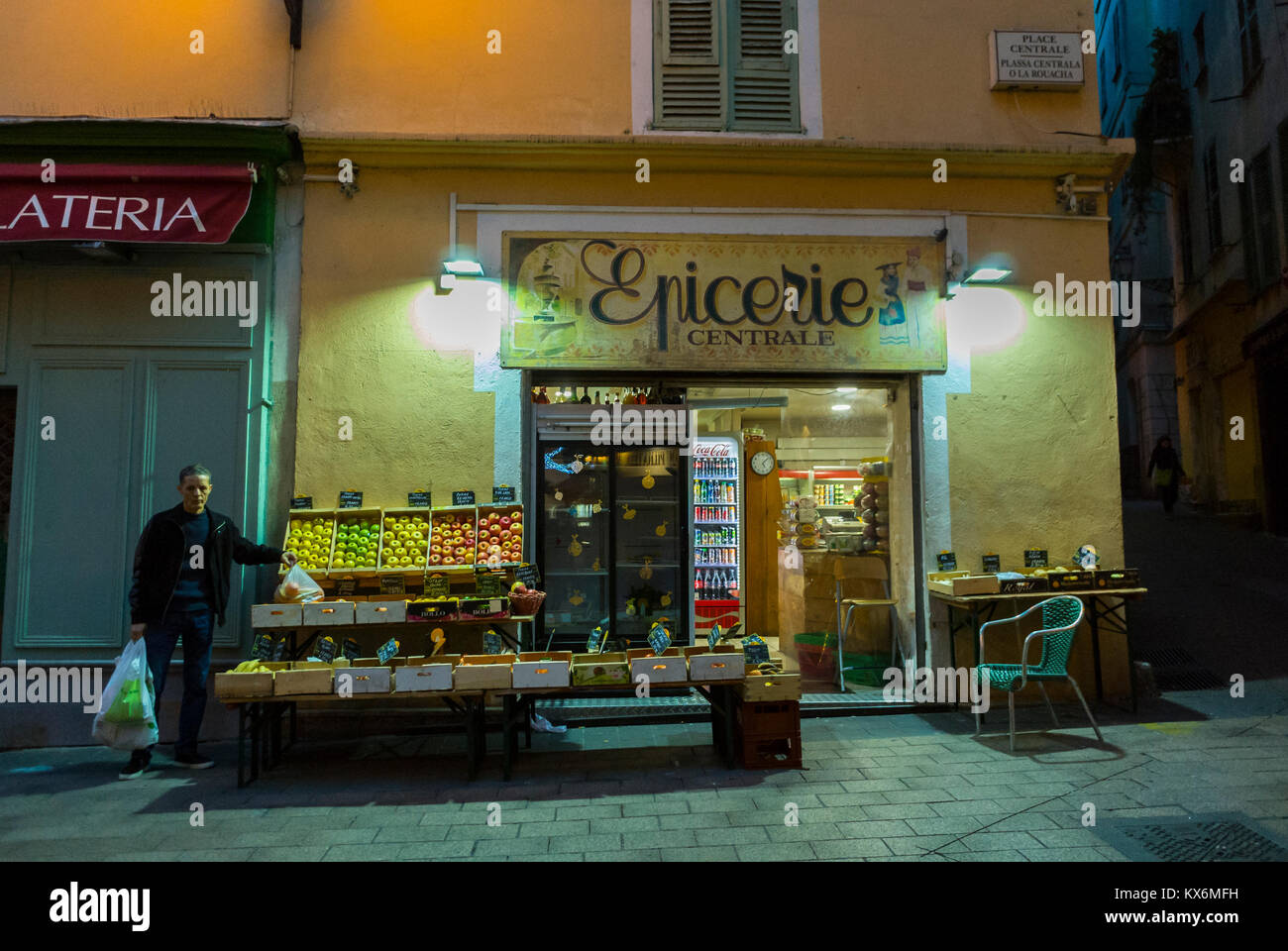 Nice, France, quartiers locaux, épicerie de quartier, Superette ouvert la nuit dans la vieille ville, 1950's Store Front, signe vintage, belle vieille ville, belle ville vintage Banque D'Images