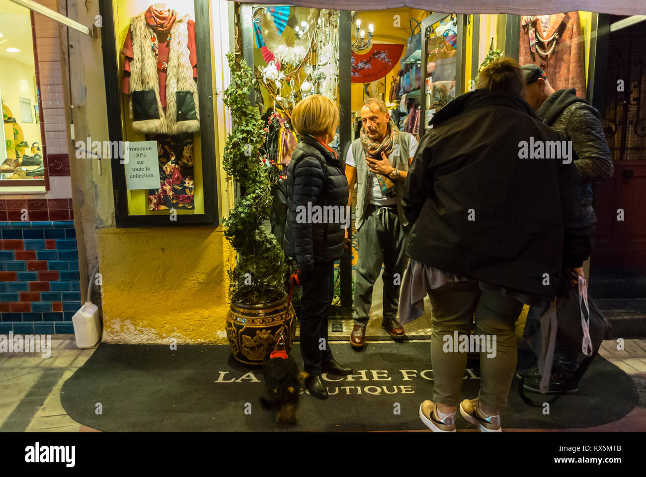 Nice, France, magasin local de vêtements, ouvert la nuit dans la vieille ville, magasin avant, Nice vieille ville Banque D'Images