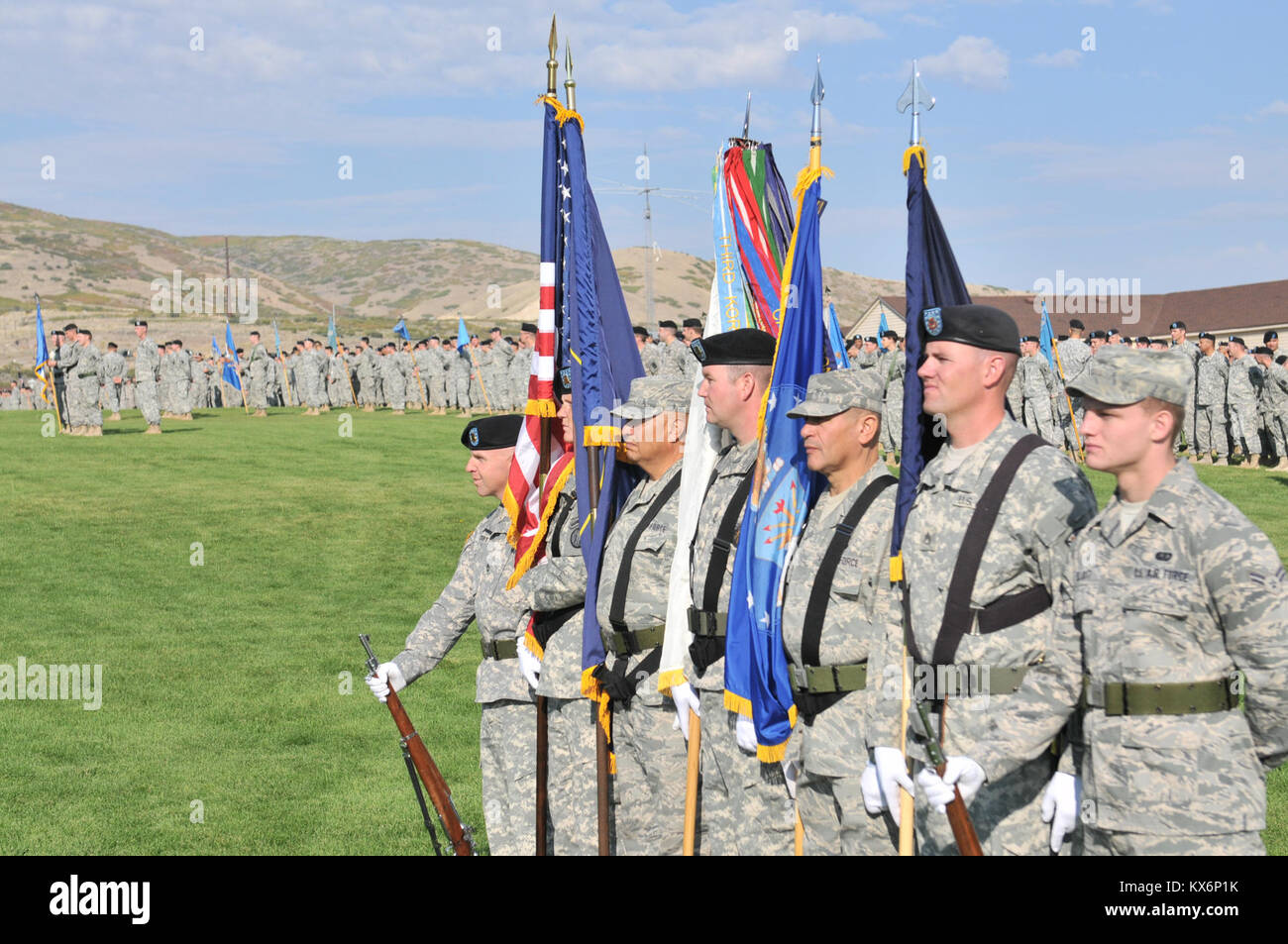 CAMP WILLIAMS, de l'Utah -La Garde nationale de l'Utah a organisé sa journée annuelle du gouverneur Samedi, 29 septembre, à 10 heures au Camp Williams. champ de parade Festivités inclus l'adjudant général changement de commandement, où le général Brian L. Tarbet a quitté le commandement après 12 ans au major général Jefferson S. Burton, et un changement de responsabilité où commande le Sgt. Le major Bruce D. Summers tourné la tête sur commande pour le Sgt. Le major Michael M. Miller. L'événement offre Gouverneur Gary R. Herbert, commandant en chef de la Garde nationale de l'Utah, l'occasion de passer en revue ses troupes dans un passe-et-cérémonie d'examen Banque D'Images